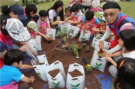 경기도농업기술원은 17일 농업과학교육관 잔디장광에서 '숨쉬는 비닐화분' 보급 확대를 위한 체험 교육을 진행했다.