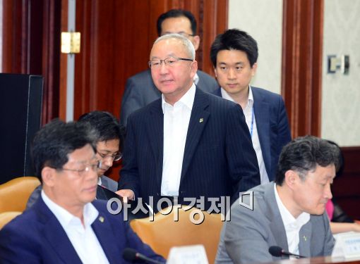 [포토]입장하는 현오석 기재부 장관