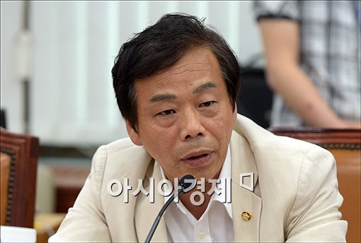 ▲이완영 새누리당 의원, 세월호 특위 태도 논란