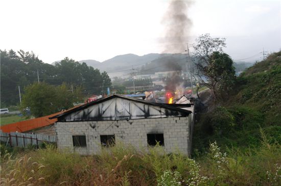 가짜석유를 만드는 과정에서 불이 난 건물현장(사진 제공 : 대전지방경찰청)