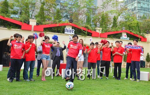 [포토]월드컵 선전 시축나선 도성환 홈플러스 사장 