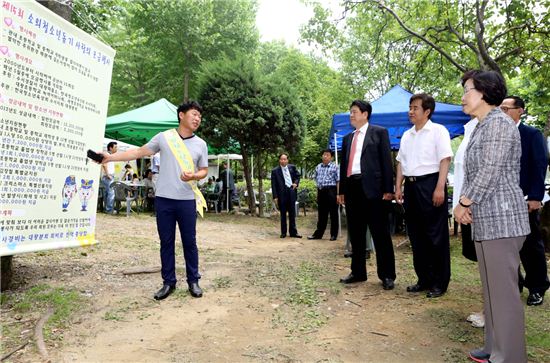 신연희 강남구청장(오른쪽 끝)이 소외청소년을 위한 사랑의 모금행사에 참석했다.
