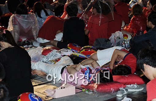 [포토]광화문광장에 모은 시민들, '잠시 휴식'