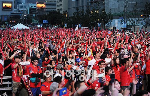 [포토]본격적인 응원 시작하는 붉은악마