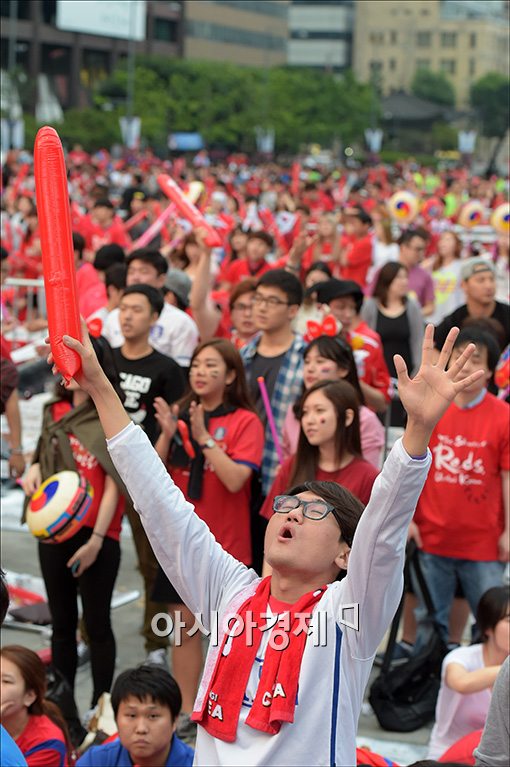 [포토]밤새 이어지는 거리 응원전