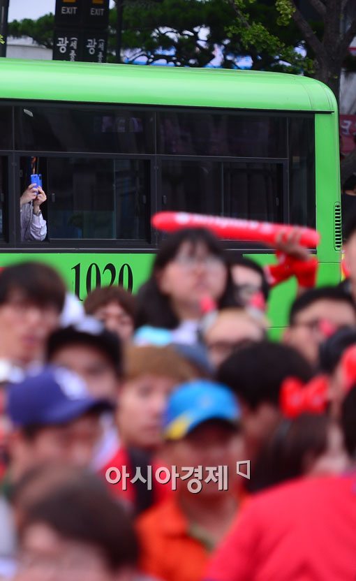 [포토]몸은 직장으로 마음은 거리응원에 