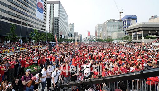 [포토]광화문 광장에 펼쳐진 끝없는 붉은 물결