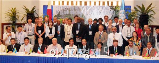 고창군(군수 이강수)은 필리핀 팔라완에서 16일부터 21일까지 개최되는 제4차 세계 섬·연안 생물권보전지역 네트워크 회의에 참석하여 고창 지역의 생태환경 우수성과 그동안의 활동내용을 소개했다.
