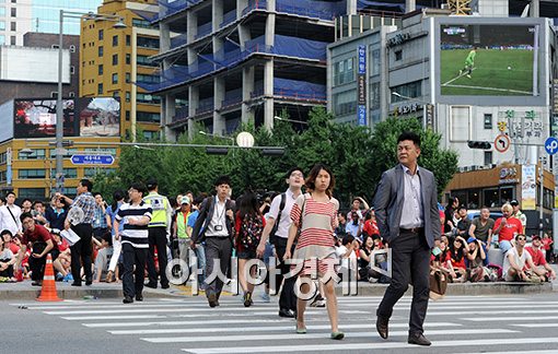 [포토]붉은악마 앞을 지나 출근하는 시민들