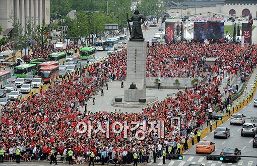 [포토]광화문 광장 가득 메운 붉은 함성