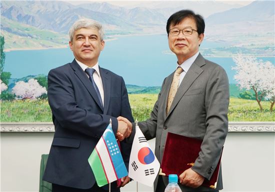 김영학 한국무역보험공사 사장(오른쪽)은 17일(현지시간) 우즈베키스탄 타슈켄트에서 우즈벡 수출신용기관 우즈벡인베스트(UZBEKINVEST)와 양국 기업이 참여한 해외 프로젝트의 수출 금융 협력을 위한 업무 협약을 체결했다.