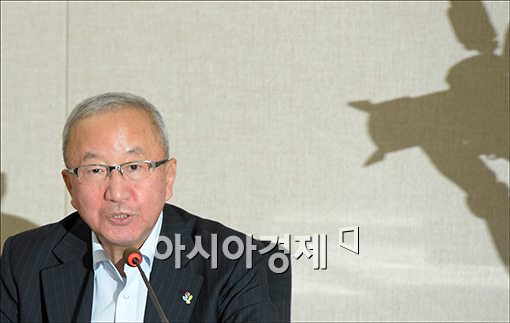현오석 "부채과다 공공기관 성과급 절반으로 삭감"