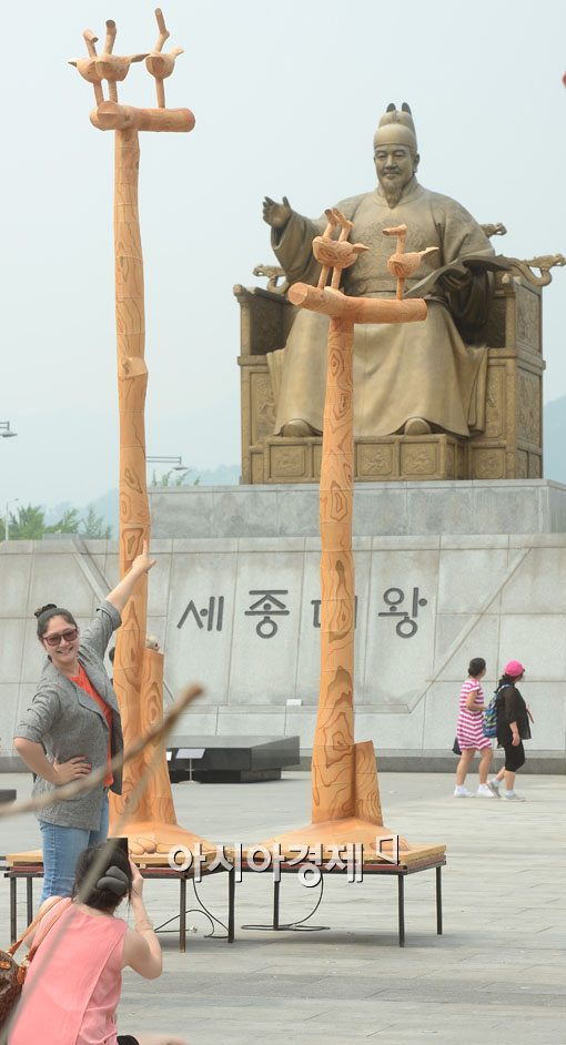 [포토]광화문광장에 나타난 대형 솟대 