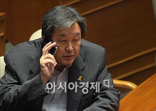 [포토]통화하는 김무성 의원