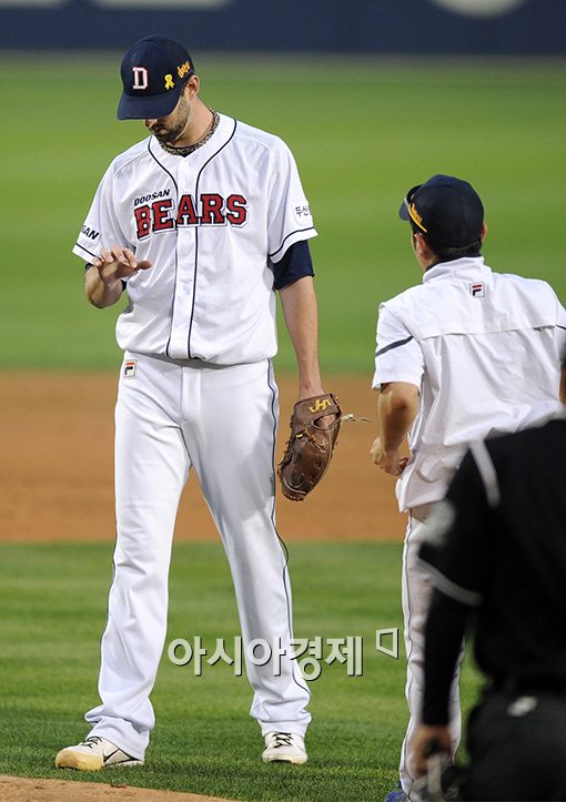 [포토]니퍼트,'나도 모르게 그만'