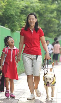 삼성안내견학교의 안내견 기증을 통해 딸아이 등하교길을 함께 할 수 있게 된 하광민씨.