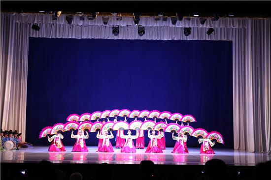 우즈베키스탄 코리아페스티벌에서 선보인 부채춤