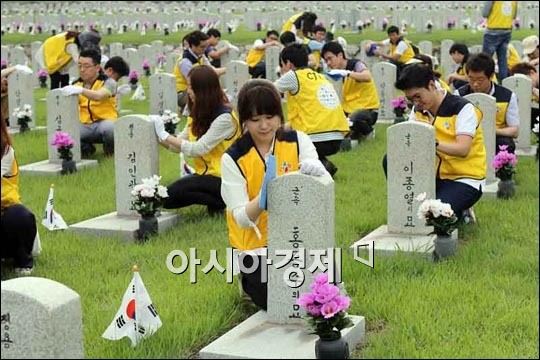 국내 기업이 호국의 달 6월을 맞아 서울 동작구에 위치한 국립현충원에서 묘역 단장 봉사활동을 벌이고 있다. 