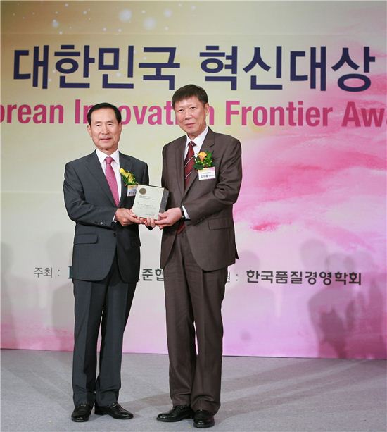 송권영 신일산업 대표(왼쪽)이 김무홍 한국표준협회 전무와 수상직후 기념촬영을 하고 있다.