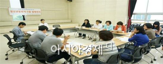 곡성군청소년상담복지센터는 최근 곡성군 청소년문화의집 3층 집단상담실에서 동신대학교 상담심리학과 박은민 교수, 시군 청소년 동반자 8명, 곡성군청소년상담복지센터 상담원 4명이 참석한 가운에 청소년 동반자 통합사례회의 및 슈퍼비전을 개최했다. 

청소년 동반자는 위기 청소년을 돕는 전문적인 상담자로 청소년들이 있는 현장으로 직접 찾아가서 일대일 관계를 맺고 정서적 지지, 심리상담, 지역자원 및 기관연계를 제공한다.

이날 청소년 동반자 통합사례회의 및 슈퍼비전에서는 청소년 동반자의 역량강화와 위기 청소년의 상담 사례를 공유하고, 위기 청소년에 대한 이해를 높이고 효과적인 상담지원을 하기로 했다.
