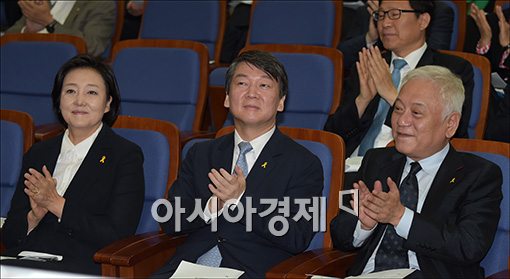 [포토]박수치는 새정치민주연합 지도부