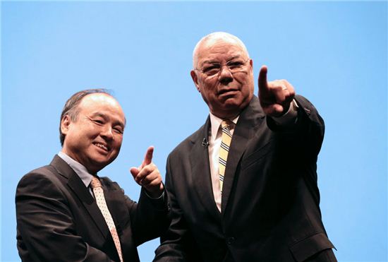 손정의 소프트뱅크 회장(왼쪽)과 콜린 파월 전 미국 국무장관이 18일 일본 도쿄에서 열린 한 행사에서 대담한 뒤 포즈를 취했다. 사진=블룸버그