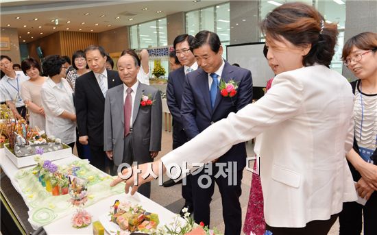 광주 남구(구청장 최영호)는 19일 오전 청사 1층 로비에서 광주대학교 시니어창업스쿨 “천연비누 제조창업과정” 수료생들의 작품전시회를 개최했다.  사진제공=광주시 남구