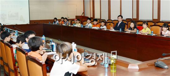이환주 남원시장이 남원중앙초등학교 학생 27명과 대화를 하고 있다.
