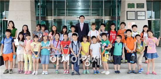 이환주 남원시장이 남원중앙초등학교 학생 27명과 대화를 하고 기념촬영을 하고 있다.