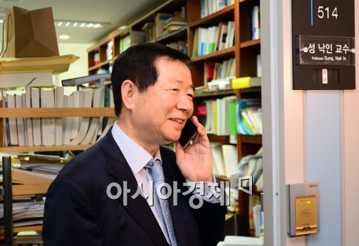 [포토]축하 전화 받는 성낙인 서울대 총장 최종후보자