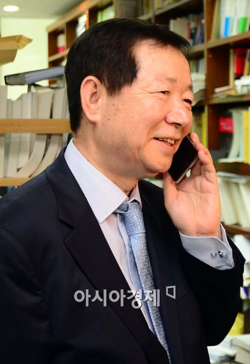[포토]축하 전화 받는 성낙인 제26대 서울대 총장 최종후보자