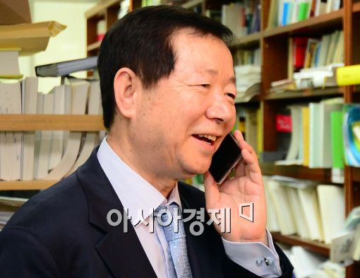[포토]축하 전화 받는 성낙인 교수