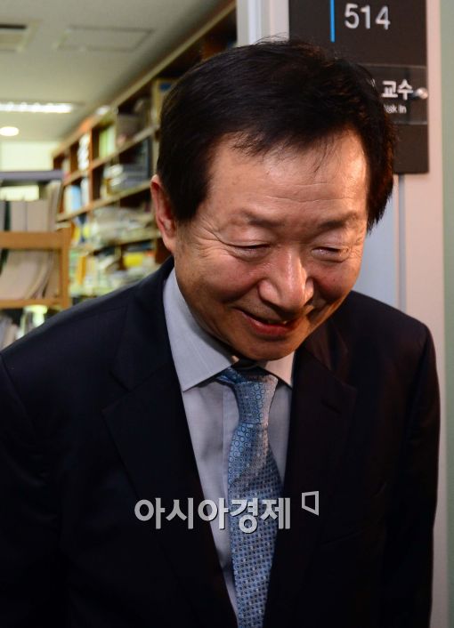[포토]취재진들에게 인사하는 성낙인 서울대 총장 최종후보자
