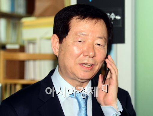 [포토]성낙인 교수, 미소와 함께 축하전화 