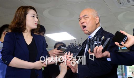 [포토]문창극 국무총리 후보자, '언론 때문에 화가 나!'