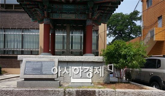 순천시 옥천동 오정의씨가 관상용 오죽 일명 검은대나무 30여주를 기증했다. 기증된 오죽은 전라남도 유형문화제 제76호인 팔마비 옆에 식재했다.