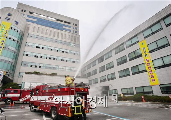 광주광역시 동구(청장 노희용)는 20일 동구청 별관 4층에 화재발생을 가정한 훈련을 실시했다. 이날 훈련은 화재 초기진화 및 대피훈련, 긴급차량 길 터주기를 위한 골든타임 확보 등의 민방위 날 화재대피 훈련을 실시했다. 사진제공=광주시 동구 
