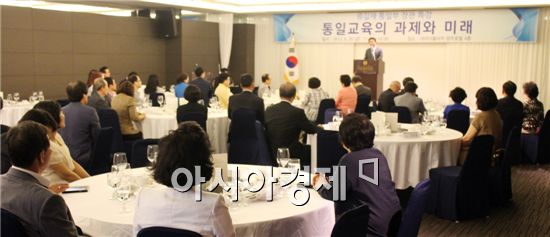 통일부 통일교육위원 광주협의회(회장 김필식 동신대 총장)는 20일 오전 광주 라마다프라자호텔에서 류길재 통일부 장관 초청 특강 및 간담회를 개최했다.
류 장관은 ‘통일 교육의 과제와 미래’라는 주제의 특강을 통해 “통일 교육의 문화적 접근과 젊은 층을 대상으로 한 통일 공감 교육이 필요하다”며 “마음과 가슴을 움직이는 통일교육이 되어야 한다”고 강조했다.
통일부 통일교육위원 광주협의회는 각계에서 활약하고 있는 사회 지도층 인사 61명이 위원으로 구성돼 광주지역 통일 공감대 형성과 올바른 통일교육을 위해 힘쓰고 있다.