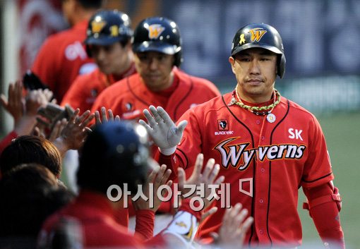 [포토]김강민,'스리런 홈런으로 경기 뒤집었어!'