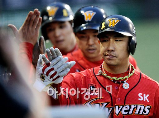 [포토] '역전 스리런'김강민,'나를 따르라'