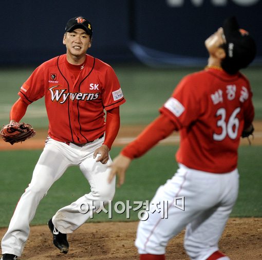 [포토]김광현,'(박)정권이형! 꼭 잡아줘요~'