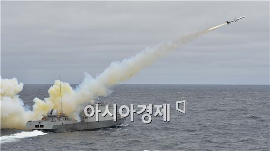 동해상에서 실시된 해군 전투탄 실사격 훈련에서 유도탄고속함인 박동진함(PKG)에서 함대함유도탄 해성을 가상의 적 수상함 표적을 향해 발사하고 있다. <자료제공=해군>