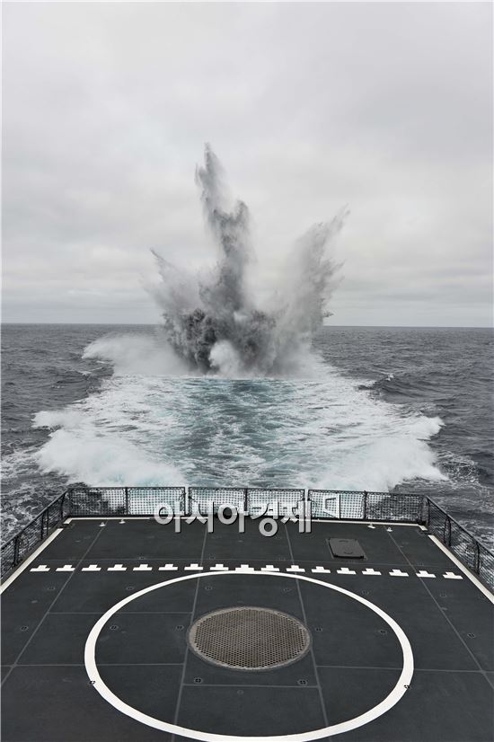 동해상에서 실시된 해군 전투탄 실사격 훈련에서 한국형구축함인 광개토대왕함(DDH-Ⅰ)에서 가상의 적 잠수함을 향해 폭뢰를 투하하고 있다. <자료제공=해군>

