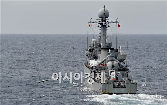 동해상에서 실시된 해군 전투탄 실사격 훈련에서 초계함인 원주함(PCC)에서 국산 경어뢰인 ‘청상어’를 가상의 적 잠수함 표적을 향해 발사하고 있다. <사진제공=해군>
