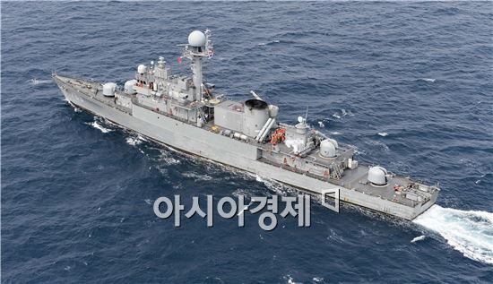 동해상에서 실시된 해군 전투탄 실사격 훈련에서 초계함인 원주함(PCC)에서 국산 경어뢰인 ‘청상어’를 가상의 적 잠수함 표적을 향해 발사하고 있다. <사진제공=해군>