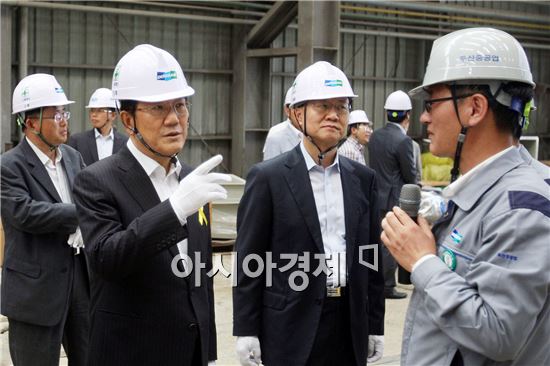 [포토]풍력터빈 조립공정 둘러보는 박준영 전남도지사