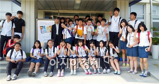 장흥군 천관문학관이 운영하고 있는 찾아가는 문예학교가 300여 명의 학생들이 참여한 가운데 최근 성료됐다. 
