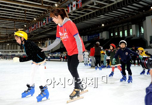 [포토]재능기부 나선 조해리,'스케이팅 선생님 변신'