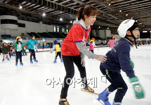[포토] 무료 스케이팅 강습하는 조해리