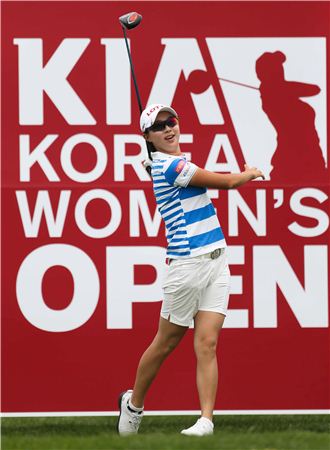 김효주가 한국여자오픈 셋째날 7번홀에서 티 샷을 하고 있다. 사진=KLPGA제공